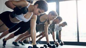 Férfi és nő edzőteremben hátgyakorlatot végez