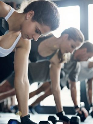 Férfi és nő edzőteremben hátgyakorlatot végez