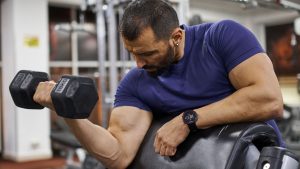 Bicepsz edzés kézisúlyzóval – 4 hatékony gyakorlat, amivel látványos eredményt érsz el bicepsz edzés kézisúlyzóval