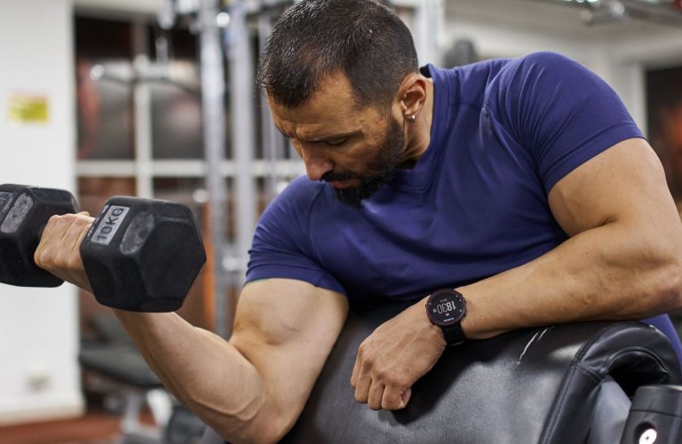 bicepsz edzés kézisúlyzóval