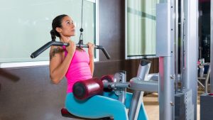 hát edzés csigás gépen