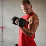 Bicepsz edzés otthon kézisúlyzóval – 5 hatékony gyakorlat maximális izomnövekedésért