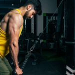 Tricepsz gyakorlatok gumiszalaggal: 7 hatékony otthoni variáció