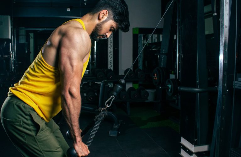 tricepsz-gyakorlatok-konditeremben