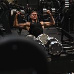 Oldalsó váll edzés: így lesz széles, esztétikus vállad