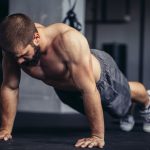 Kézi súlyzóval mell edzés – a 6 legjobb kézi súlyzós gyakorlat mellre