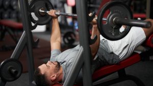 Alsó mell edzés: célzott gyakorlatok a telt, definiált mellkasért alsó mell edzés