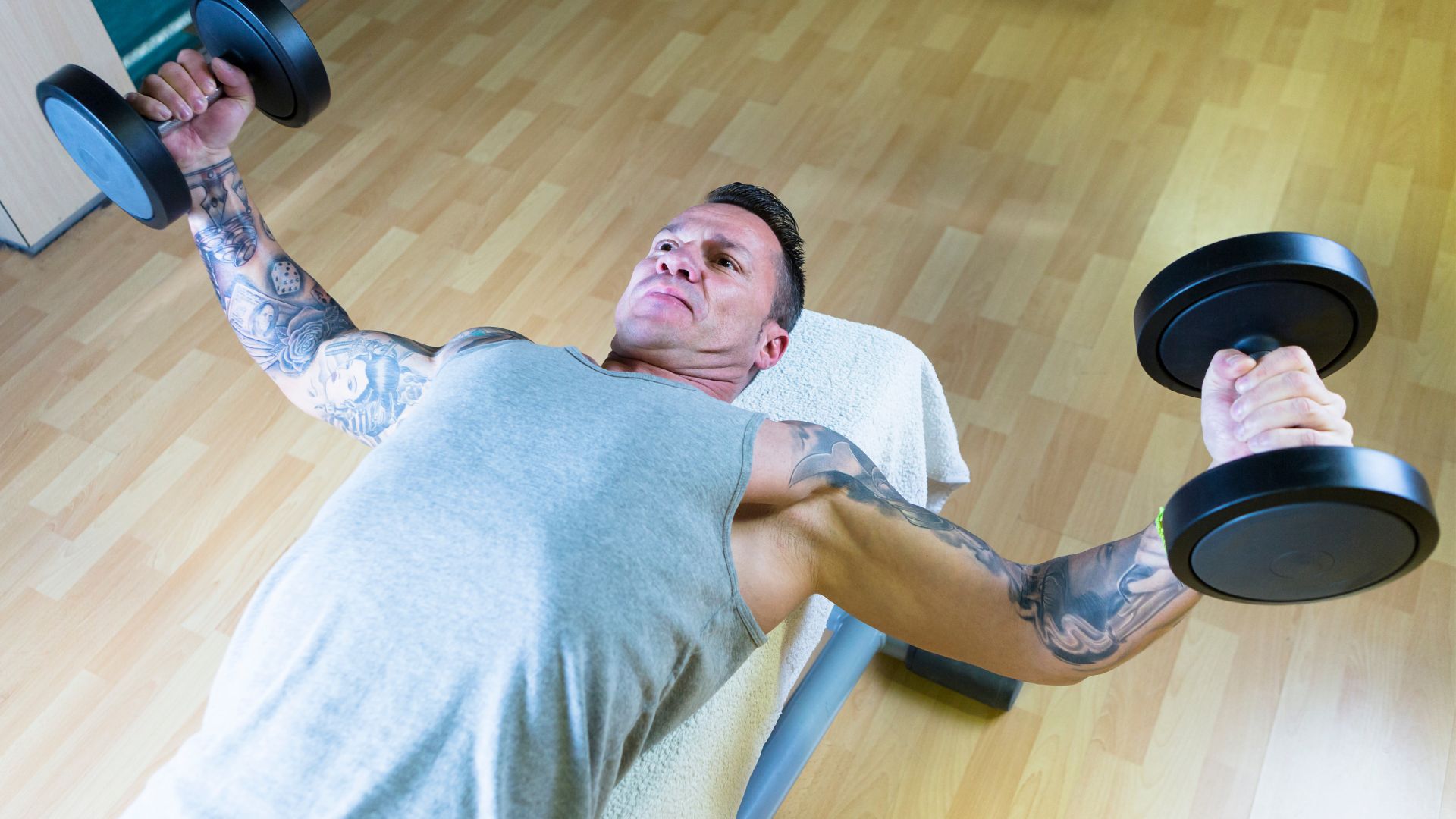 kézi súlyzóval mell edzés 