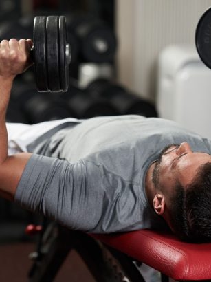 kézi súlyzóval mell edzés