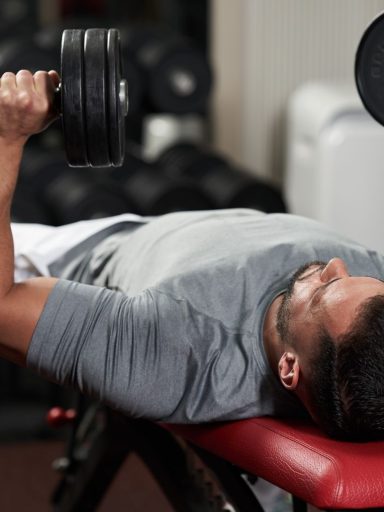 kézi súlyzóval mell edzés