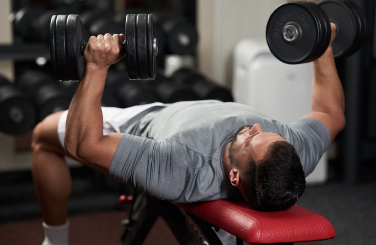 kézi súlyzóval mell edzés