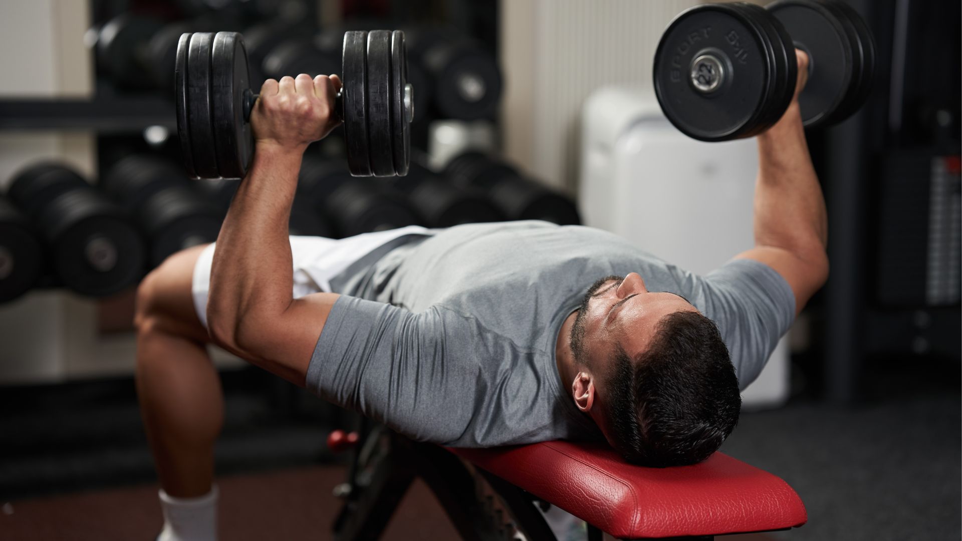 kézi súlyzóval mell edzés