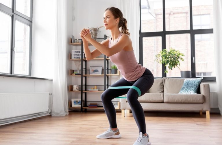 láb edzés gumiszalaggal