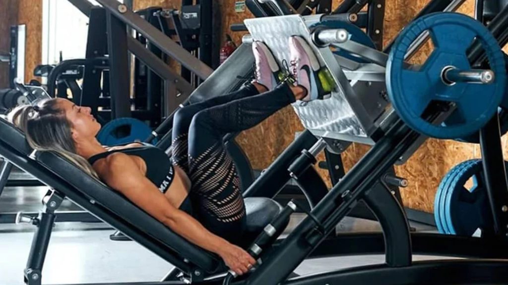 fenék edzés gépen